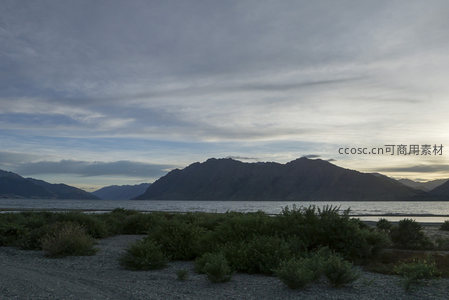 湖畔黄昏，远山如黛云影悠悠