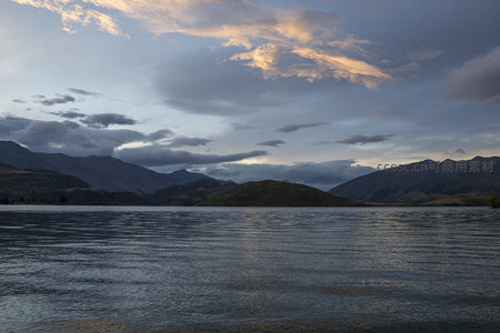 夕阳染云，湖水轻漾山影倒映