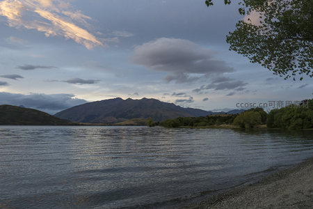 树影斜入湖岸，远山暮色温柔
