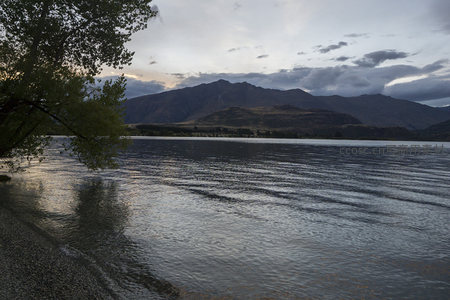 树荫临水，山色苍茫暮云低垂