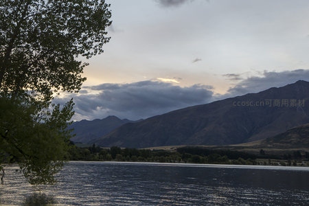 湖畔黄昏，远山如黛映云霞