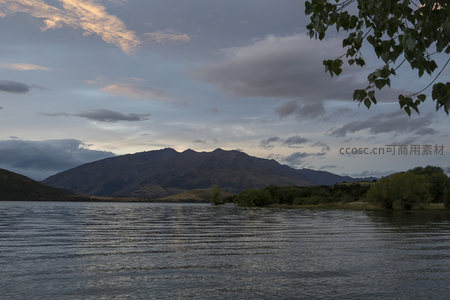 暮色湖光，山峦倒影入画来