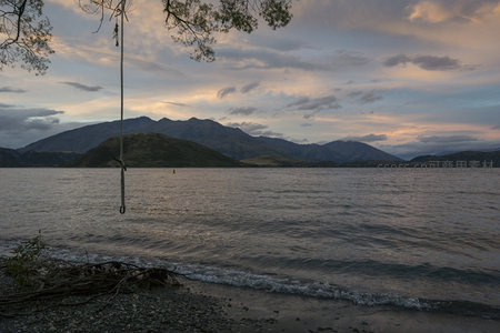 湖边秋千，远山暮色共沉醉