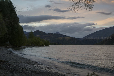 林荫湖岸，波涛轻抚碎石滩