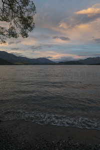 湖畔黄昏，远山如黛云霞绚烂