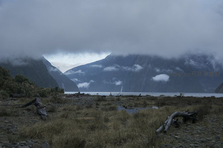 云雾缭绕峡湾，荒原寂寥无人踪