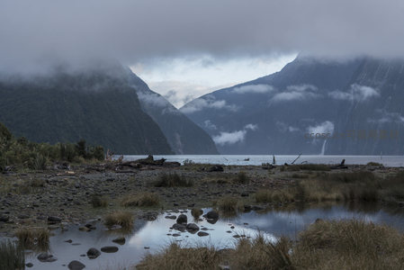 晨雾中的峡湾山水画卷