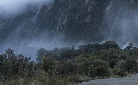 水汽氤氲林木葱茏，山壁飞瀑隐现其间