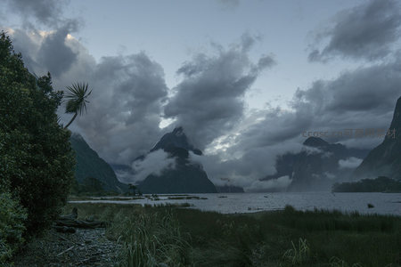 云海中的峡湾山峰剪影