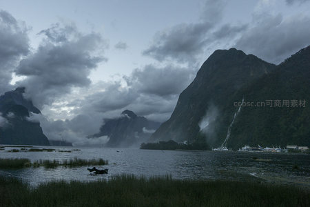 瀑布飞流直下映衬山湖美景