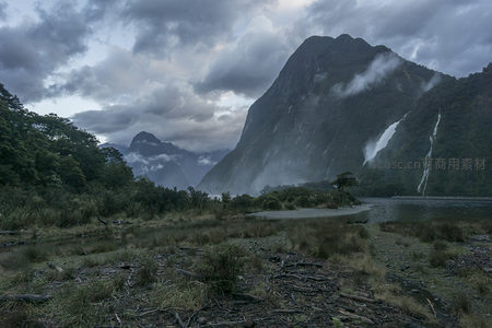 云雾缭绕的峡湾山峦与瀑布
