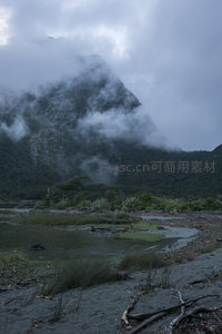 云海中的神秘山峰剪影
