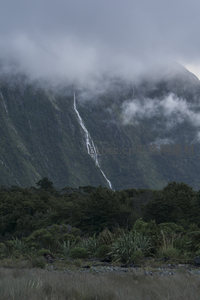 云雾山巅飞流直下的瀑布