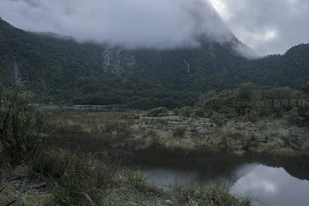 云雾山谷中的倒影湖泊