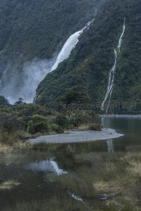 双瀑飞泻山崖绿意盎然水雾弥漫