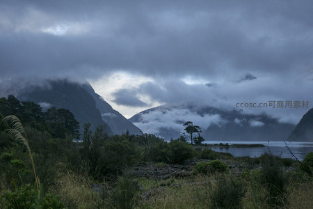 阴云密布山谷间湖光山色若隐若现