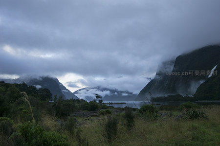 云雾缭绕的峡湾山水画卷