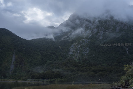 云雾缭绕的山峦与静谧湖水