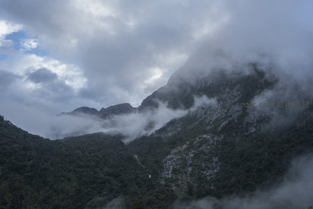 云海漫过峰顶的壮丽山景