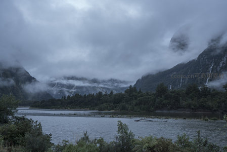 湖光山色中的云雾仙境