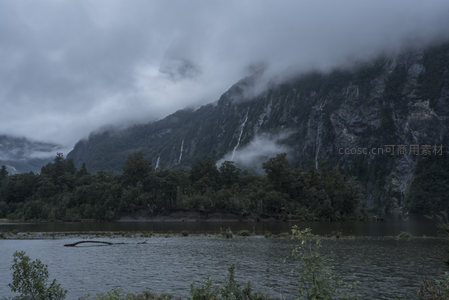 雨后山崖下的幽静水域