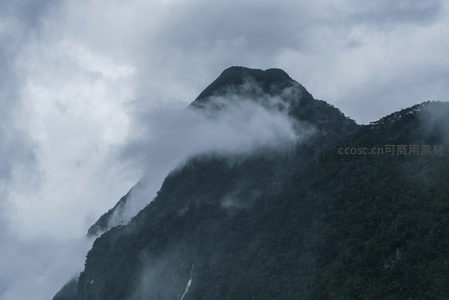 云雾轻抚山巅的苍翠峰峦