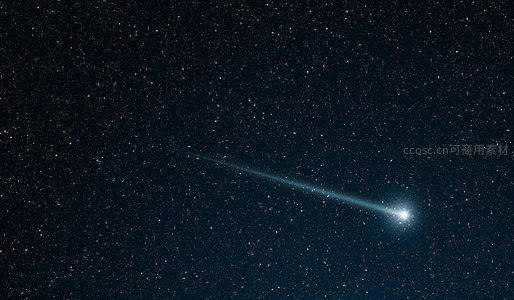 流星划破寂静夜空，拖曳光尾留下瞬间奇迹