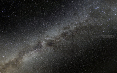 银河横跨夜空如璀璨星河倾泻