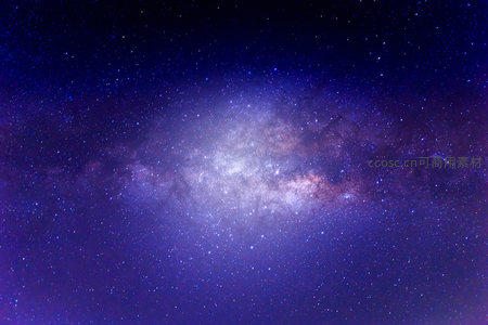 璀璨银河横跨深邃夜空，星云如梦似幻