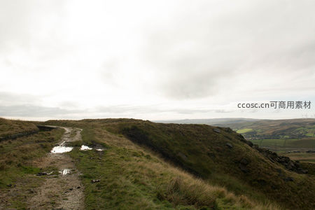 山间小径蜿蜒穿过草地与水洼