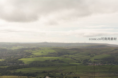 风车点缀连绵起伏的绿色丘陵