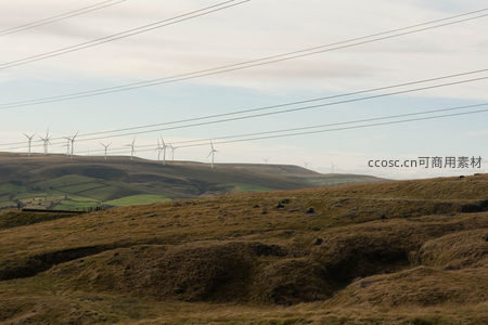 山坡之上风车阵列与电线交错