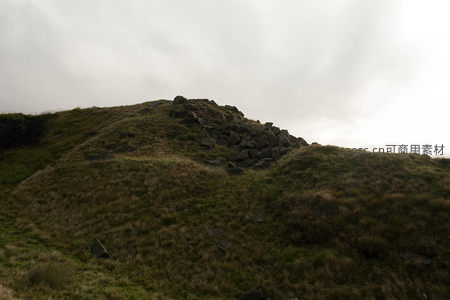 草坡之上散落的巨石群
