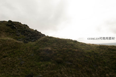 山坡上堆叠的古老石块