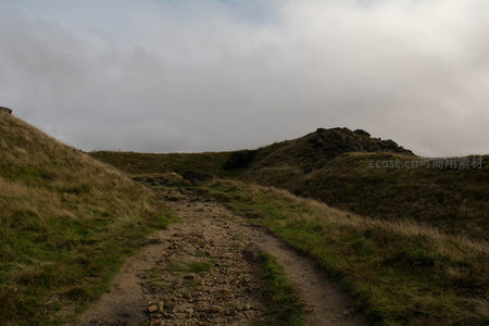 蜿蜒土路穿过青黄相间的山坳