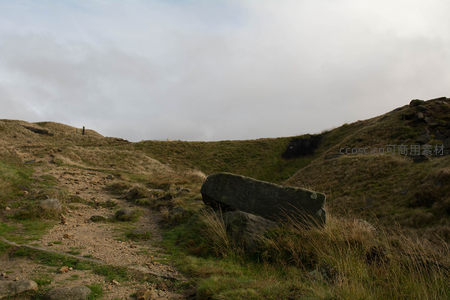 山间小径旁矗立的巨石