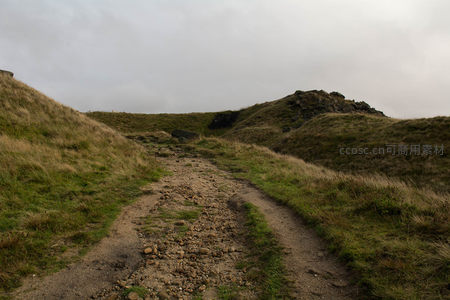 蜿蜒山径通向远方丘陵