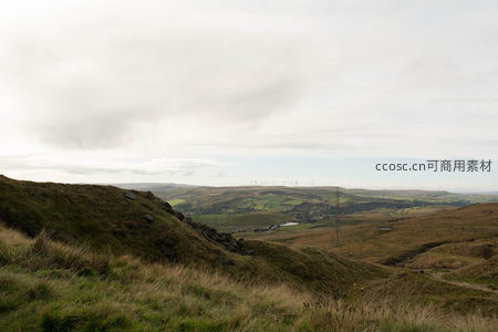 山谷中的风车群与山丘