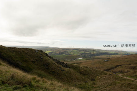 山坡小径通往远方山谷