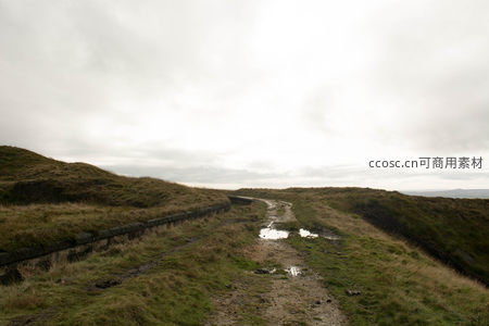 雨后泥泞山路与积水水洼