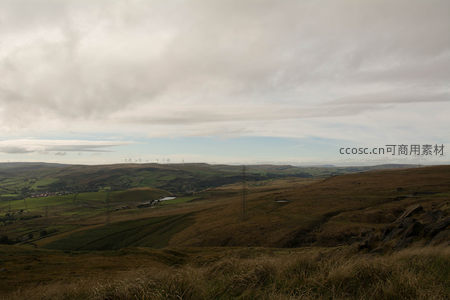 广袤丘陵上的风车阵列景观