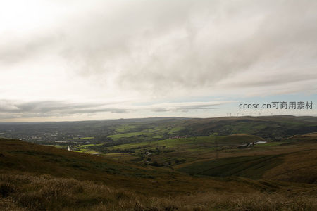 多云天气下的山谷风光全景
