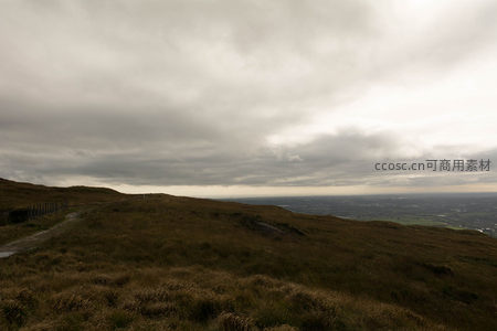 荒野小径通向远方城市天际线