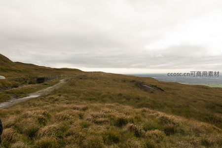 山顶小路旁的开阔草原视野