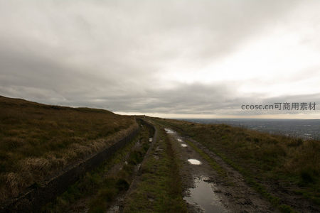 阴云密布下的荒野泥路风景