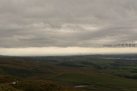 阴云密布下，牧羊犬守望山谷