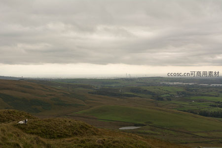 绿野与都市的边界，云雾缭绕