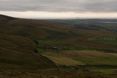 深谷中的农舍，远眺城市轮廓