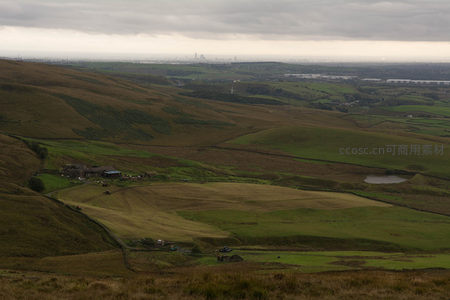 云雾缭绕的丘陵田园风光