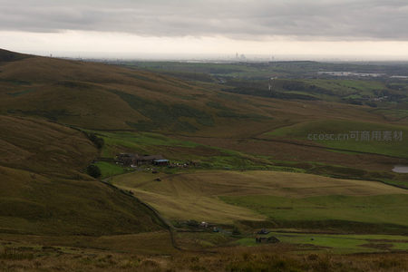 阴天下的广阔山野全景